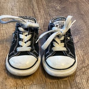 black converse size 6 white laces and star